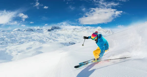 Alpine skier skiing downhill, panoramic format — Stock Photo, Image