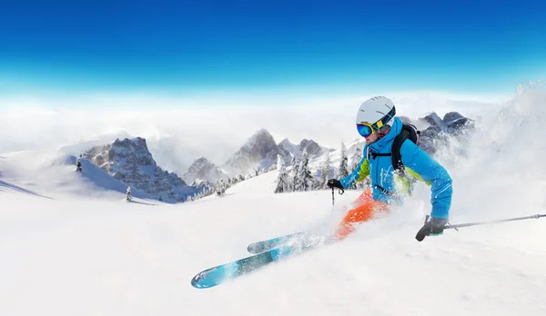 Ung man skidåkning i Alperna — Stockfoto