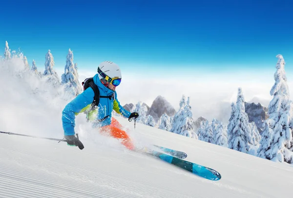 Молодой человек на лыжах в Альпах — стоковое фото
