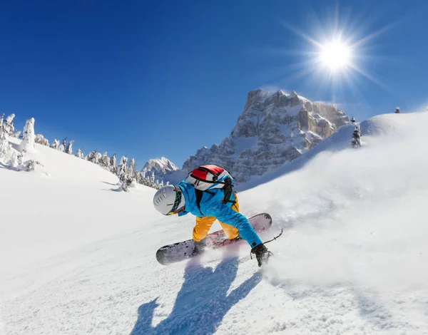 Snowboardåkare som kör downhill — Stockfoto