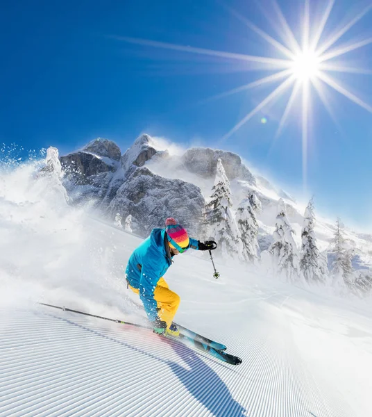 Esquiador en pista corriendo cuesta abajo —  Fotos de Stock