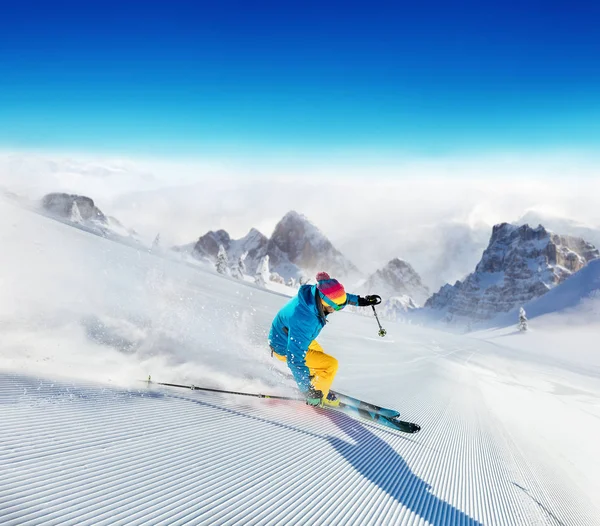 Young man skier running down the slope in Alpine mountains — Stock Photo, Image
