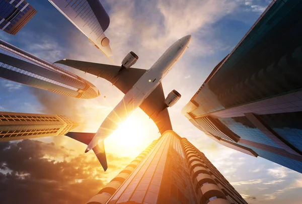 Avión comercial volando sobre rascacielos — Foto de Stock