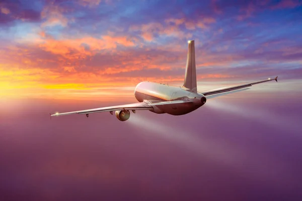 Пасажирський комерційний літак, що літає над хмарами — стокове фото