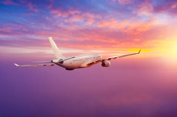 Avião comercial de passageiros voando acima das nuvens — Fotografia de Stock