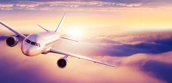 Passagierflugzeug fliegt über Wolken — Stockfoto