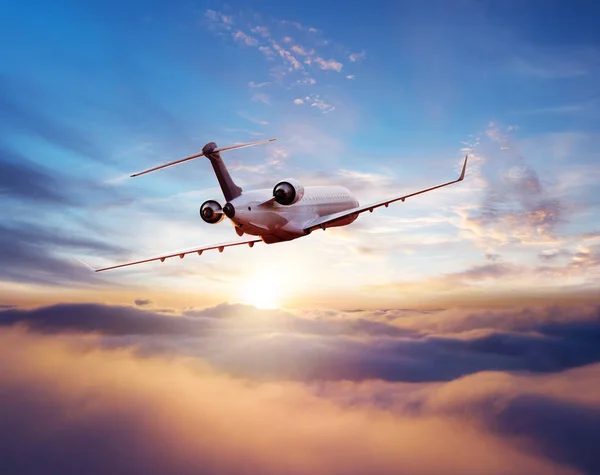 Avión jet privado volando al atardecer — Foto de Stock