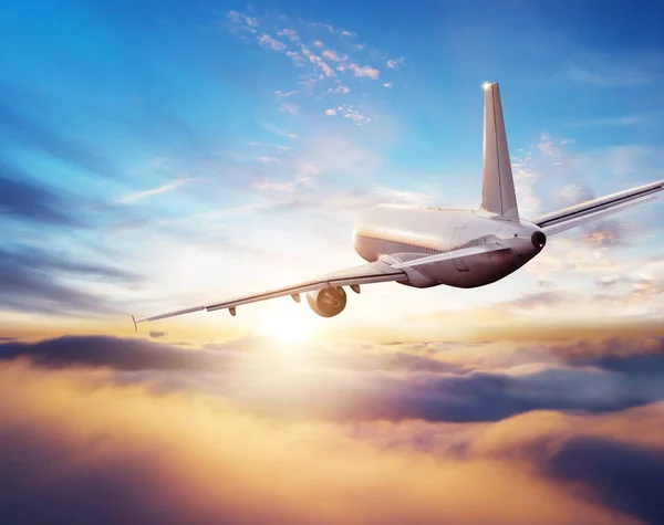 Pasażerów handlowych samolot leci ponad chmury — Zdjęcie stockowe