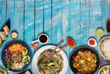 Kaselerde çeşitli Asya yemeklerinin en iyi görünümü