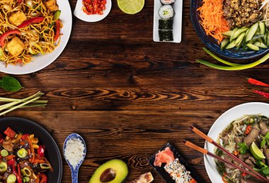 Kaselerde çeşitli Asya yemeklerinin en iyi görünümü