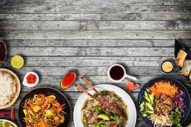 Kaselerde çeşitli Asya yemeklerinin en iyi görünümü