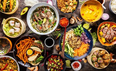 Kabın içinde çeşitli Asya gıda üstten görünüm kompozisyon