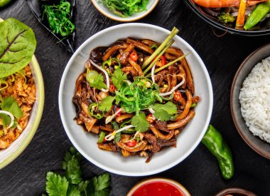 Baharatlı soya sosu ve tavuk parçaları, üst ile Asya udon erişte 