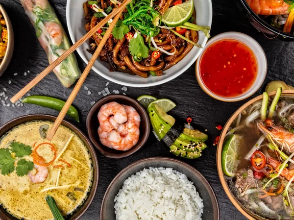 Variasjoner i asiatisk mat med mange typer måltider. Sett ovenfra – stockfoto