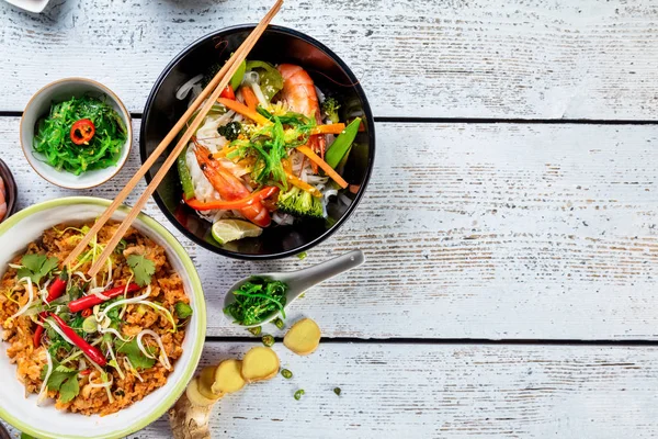 Asian chicken and prawns curry with rice and fresh vegetable — Stock Photo, Image