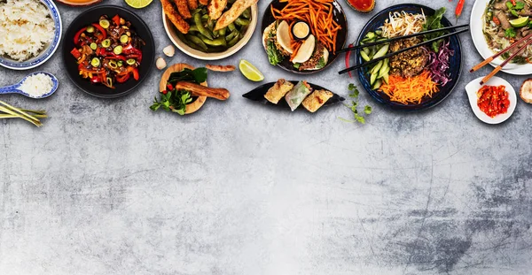 Compoziția vizuală de top a diferitelor alimente asiatice în boluri — Fotografie, imagine de stoc