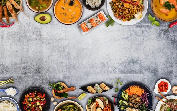 Topp Visa sammansättningen av olika asiatiska mat i skålar — Stockfoto