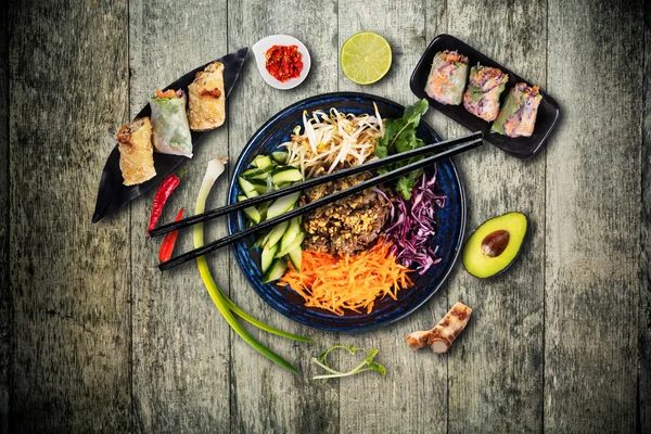Top näkymä koostumus vietnam ruokaa kulhoon — kuvapankkivalokuva