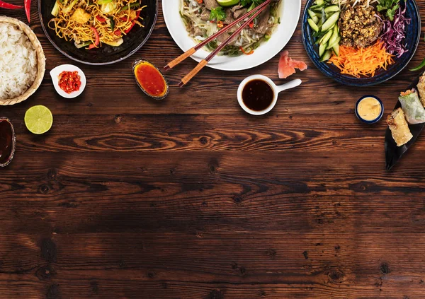 Composición vista superior de varios alimentos asiáticos en cuencos — Foto de Stock