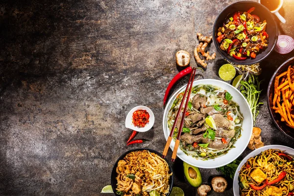 Vista dall'alto composizione di vari alimenti asiatici in ciotola — Foto Stock