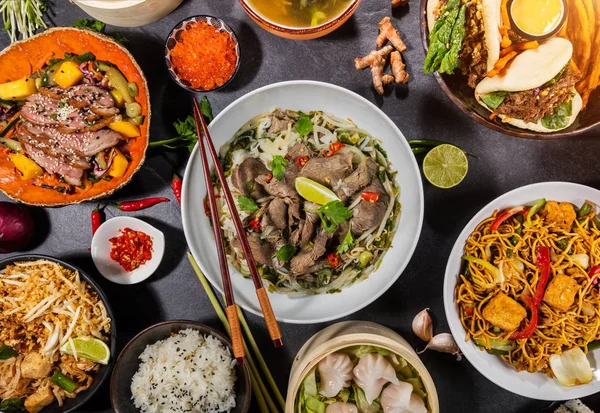 Vista dall'alto composizione di vari alimenti asiatici in ciotola — Foto Stock