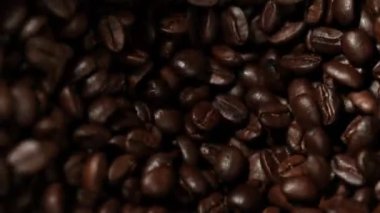 Değirmende dönen kahve çekirdekleri, hız kesimi süper yavaş çekim. Yüksek hızlı sinema kamerası, 1000 fps..