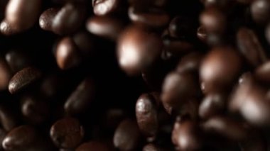 Uçan kahve çekirdekleri aşırı yavaş hareket ediyor. Yüksek hızlı sinema kamerası, 1000 fps..