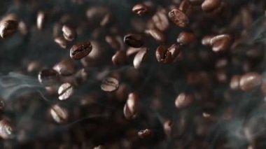 Uçan kahve çekirdekleri aşırı yavaş hareket ediyor. Yüksek hızlı sinema kamerası, 1000 fps..