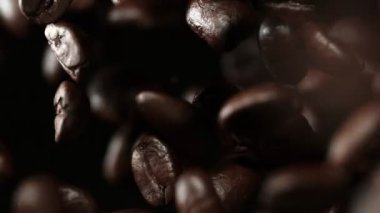 Uçan kahve çekirdekleri aşırı yavaş hareket ediyor. Yüksek hızlı sinema kamerası, 1000 fps..