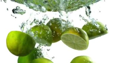 Düşen kireç süper yavaş çekimde beyaz arka planda izole edilmiş ve zaman hızla artıyor. Yüksek hızlı sinema kamerası, 1000 fps..