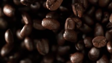Uçan kahve çekirdeklerinin süper yavaş çekimi. Yüksek hızlı sinema kamerası, 1000 fps..