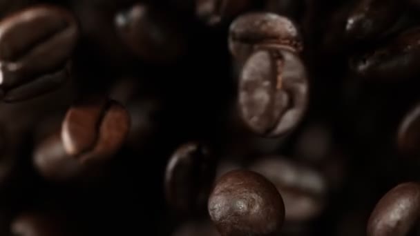 Super Slow Motion Volare Chicchi Caffè Velocità Ramping Girato Cinepresa — Video Stock