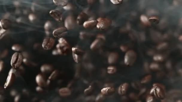 Super Slow Motion Volare Chicchi Caffè Velocità Ramping Girato Cinepresa — Video Stock