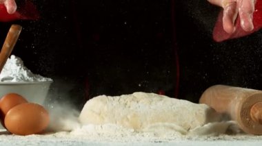 Mayanın un içine düşmesi çok yavaş bir hareket. Yüksek hızlı sinema kamerası, 1000 fps..