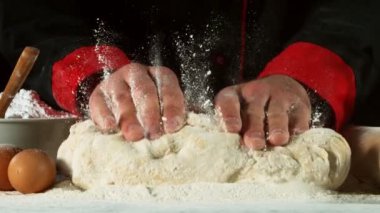Şef maya hamuru işlerken çok yavaş hareket ediyor. Yüksek hızlı sinema kamerası, 1000 fps..