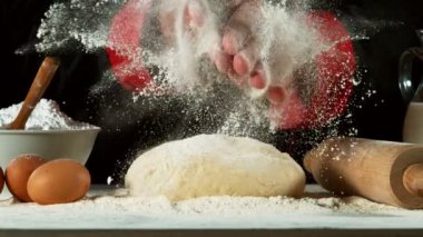 Şefin hamur mayasının üstünde el çırpması süper yavaş bir hareket. Yüksek hızlı sinema kamerası, 1000 fps..