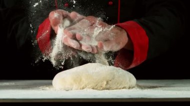 Şefin hamur mayasının üstünde el çırpması süper yavaş bir hareket. Yüksek hızlı sinema kamerası, 1000 fps..