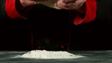 Mayanın un içine düşmesi çok yavaş bir hareket. Yüksek hızlı sinema kamerası, 1000 fps..