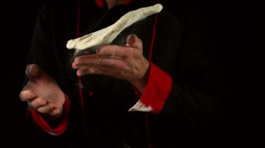 Pizza hamuru işlerken süper yavaş çekim. Yüksek hızlı sinema kamerası, 1000 fps..