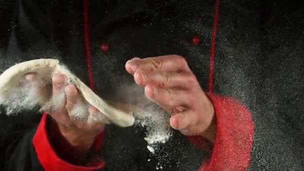 Super Zpomalený Film Šéfkuchaře Zpracovávajícího Těsto Pizzu Natočeno Vysokorychlostní Kameře — Stock video