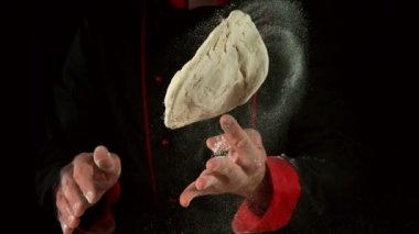 Pizza hamuru işlerken süper yavaş çekim. Yüksek hızlı sinema kamerası, 1000 fps..