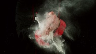 Şef un ile el çırpıyor. Yüksek hızlı sinema kamerası, 1000 fps..