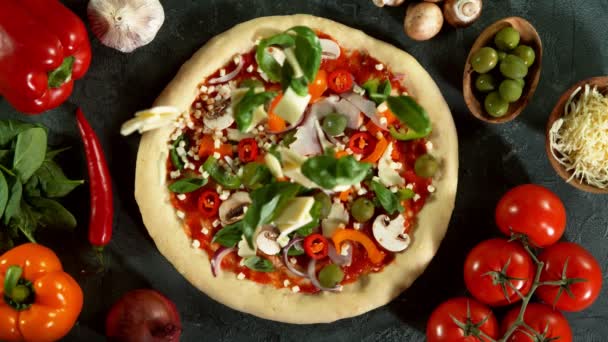 Super Langzame Beweging Van Vallende Mozzarella Basilicum Pizza Deeg Gefilmd — Stockvideo