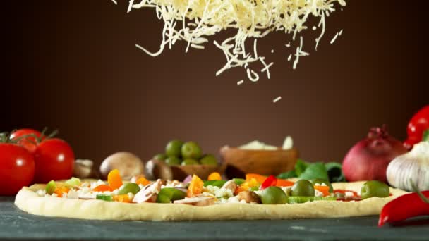 ピザ生地にモッツァレラチーズを落とす超スローモーション 高速フィルムカメラで撮影しました — ストック動画