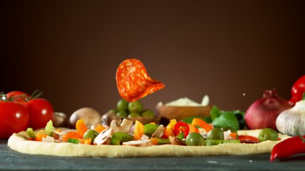Mouvement Super Lent Chute Salami Fromage Mozzarella Sur Pâte Pizza — Video