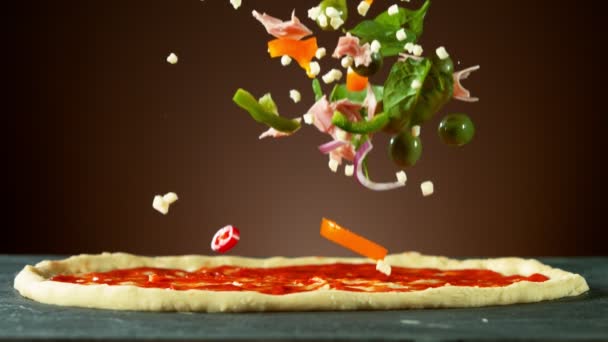 Super Slow Motion Cadere Ingredienti Pizza Sulla Pasta Lievito Girato — Video Stock
