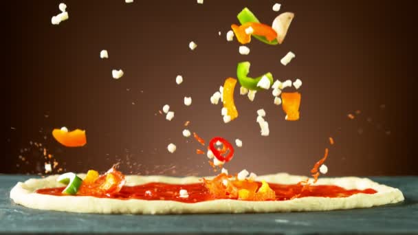 Super Langzame Beweging Van Vallende Pizza Ingrediënten Gistdeeg Gefilmd Hoge — Stockvideo