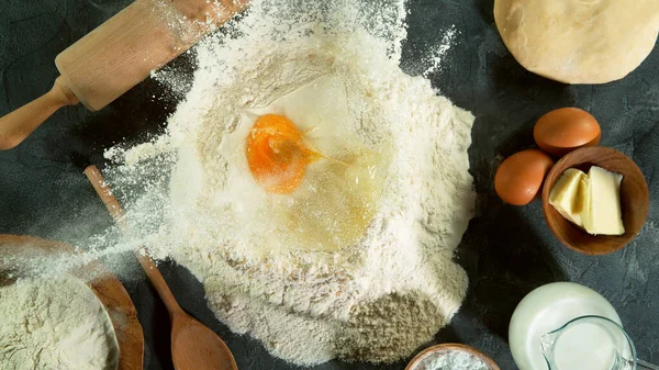 冻结掉酵母面团到面粉中的运动 烹调用配料 烹调帽的烹调概念 — 图库照片