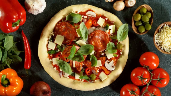 Bovenaanzicht Van Pizza Maaltijdbereiding Rauwe Ingrediënten Rond Traditionele Italiaanse Maaltijd — Stockfoto