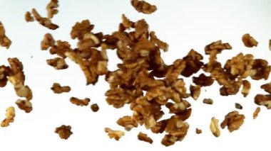 Uçan ceviz çarpışmasının süper yavaş çekimi. Yüksek hızlı sinema kamerası, 1000 fps..